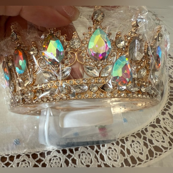 Crown - Picture 7 of 10